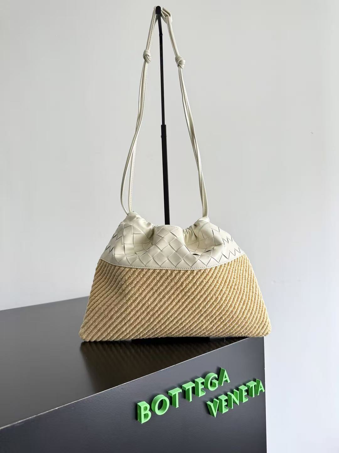 BOTTEGA VENETA 26S SHOULDER BAG IN BEIGE WOVEN RAFFIA