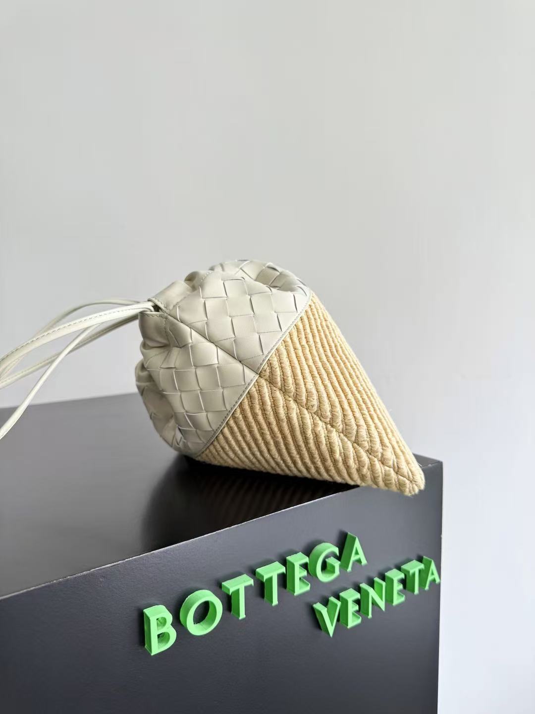 BOTTEGA VENETA 26S SHOULDER BAG IN BEIGE WOVEN RAFFIA