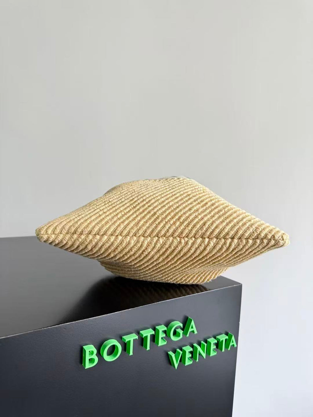 BOTTEGA VENETA 26S SHOULDER BAG IN BEIGE WOVEN RAFFIA
