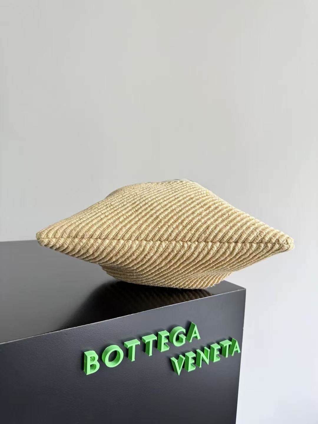 BOTTEGA VENETA 26S SHOULDER BAG IN BEIGE WOVEN RAFFIA
