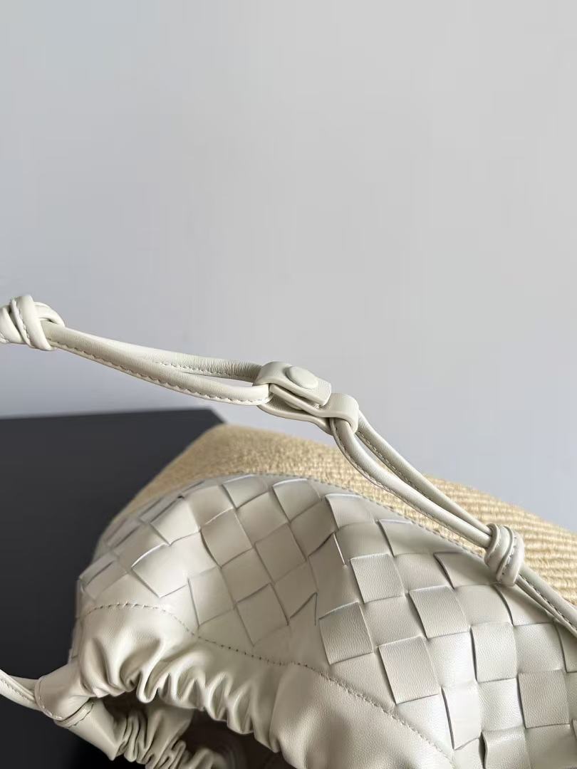 BOTTEGA VENETA 26S SHOULDER BAG IN BEIGE WOVEN RAFFIA