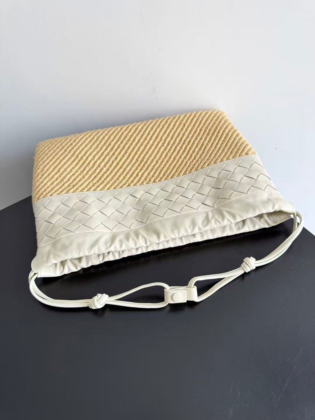 BOTTEGA VENETA 26S SHOULDER BAG IN BEIGE WOVEN RAFFIA