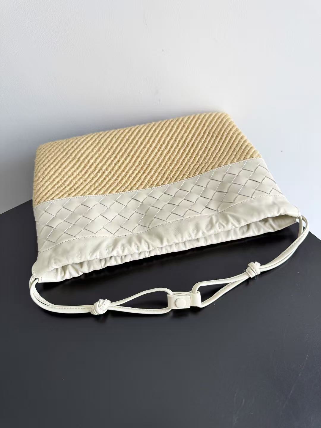 BOTTEGA VENETA 26S SHOULDER BAG IN BEIGE WOVEN RAFFIA