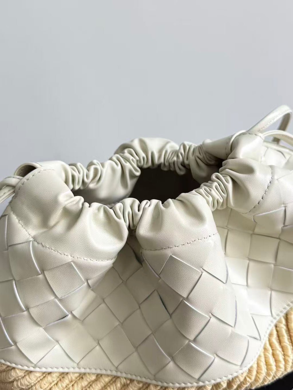 BOTTEGA VENETA 26S SHOULDER BAG IN BEIGE WOVEN RAFFIA