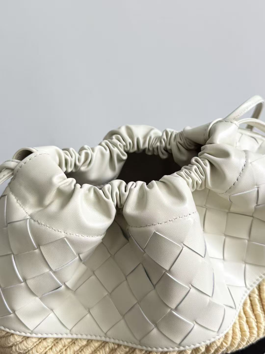 BOTTEGA VENETA 26S SHOULDER BAG IN BEIGE WOVEN RAFFIA