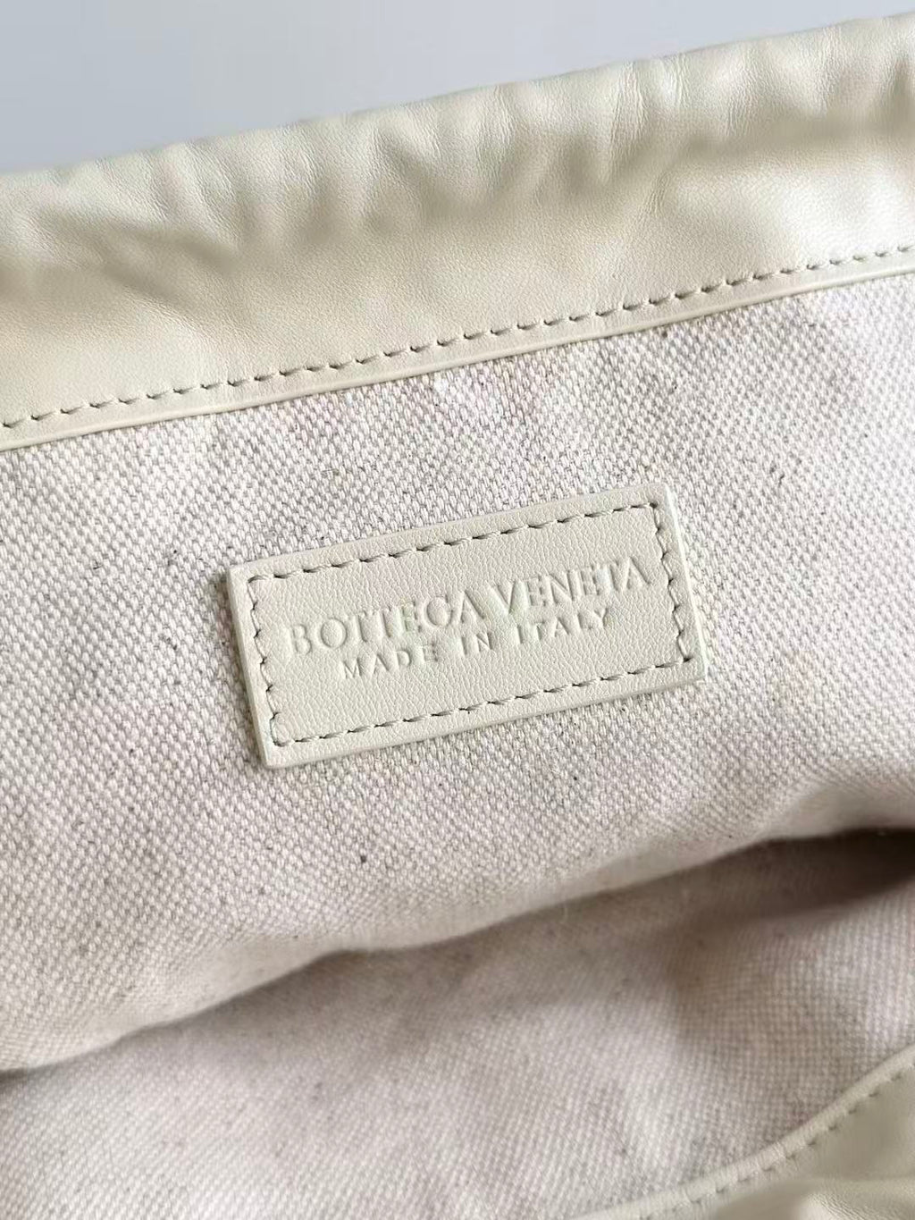 BOTTEGA VENETA 26S SHOULDER BAG IN BEIGE WOVEN RAFFIA
