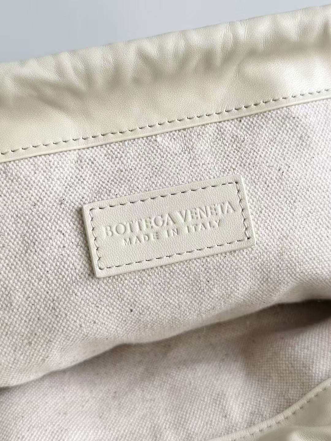 BOTTEGA VENETA 26S SHOULDER BAG IN BEIGE WOVEN RAFFIA