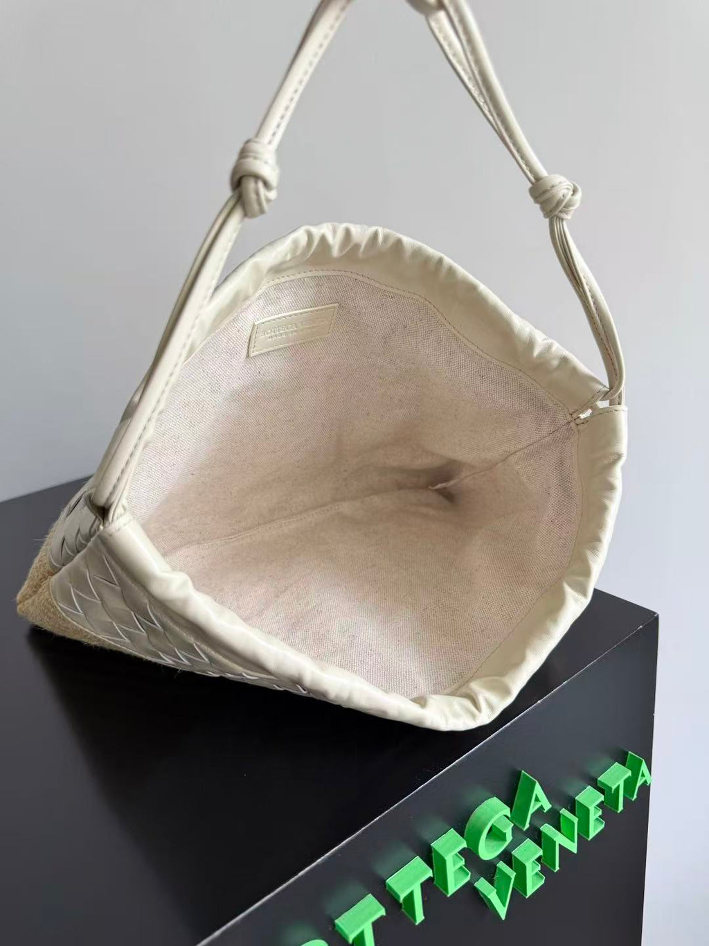 BOTTEGA VENETA 26S SHOULDER BAG IN BEIGE WOVEN RAFFIA
