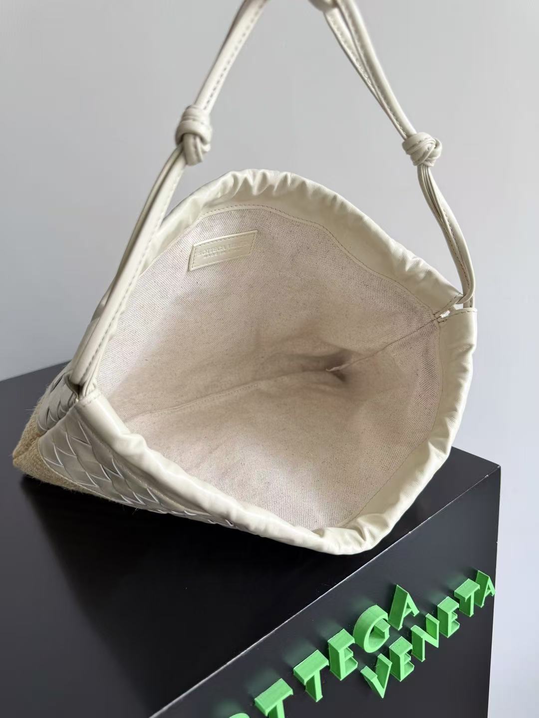 BOTTEGA VENETA 26S SHOULDER BAG IN BEIGE WOVEN RAFFIA