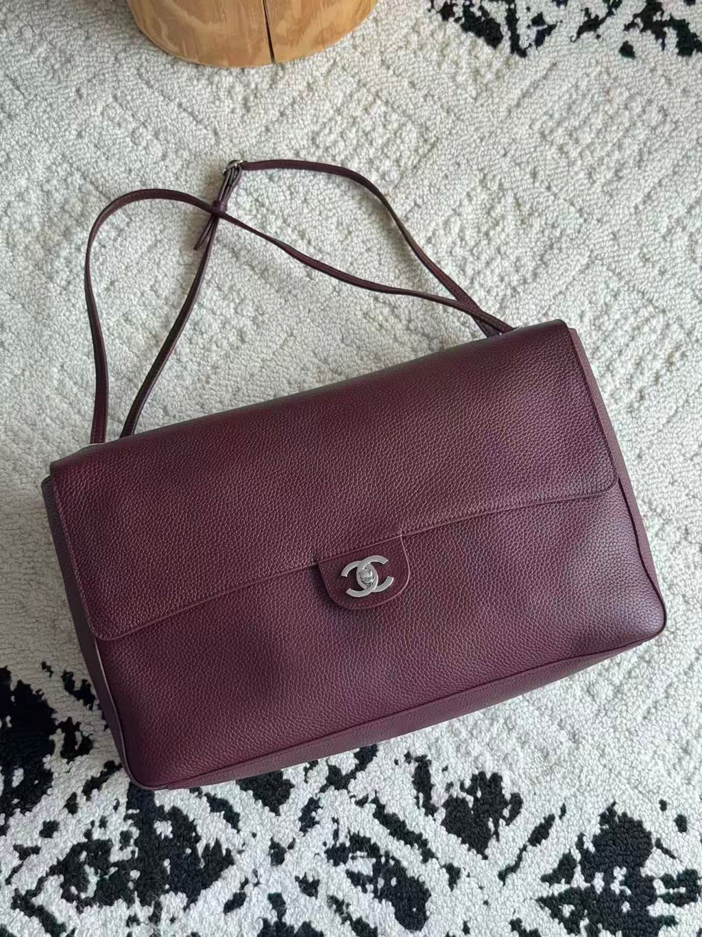 CHANEL 26S CLASSIC FLAP SHOULDER BAG IN BURGUNDY CAVIAR