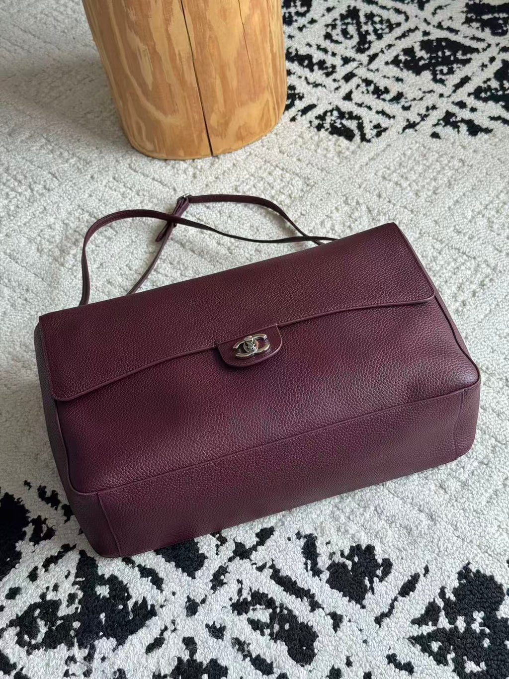 CHANEL 26S CLASSIC FLAP SHOULDER BAG IN BURGUNDY CAVIAR