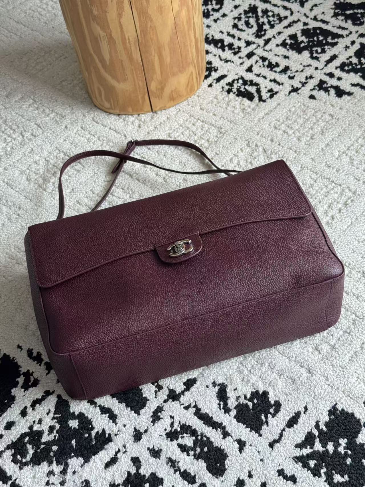 CHANEL 26S CLASSIC FLAP SHOULDER BAG IN BURGUNDY CAVIAR