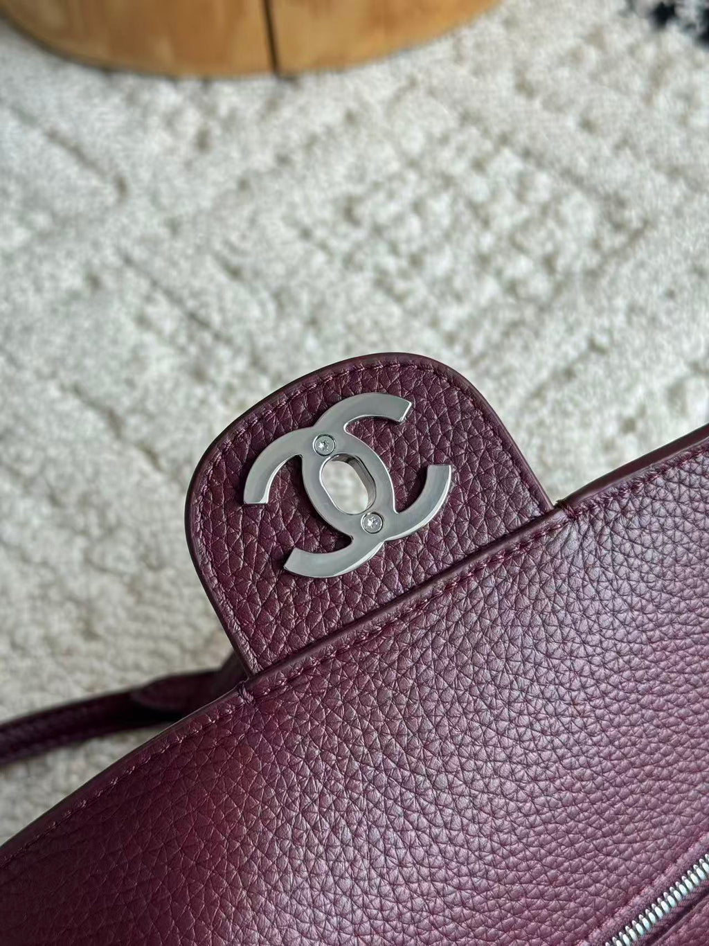 CHANEL 26S CLASSIC FLAP SHOULDER BAG IN BURGUNDY CAVIAR