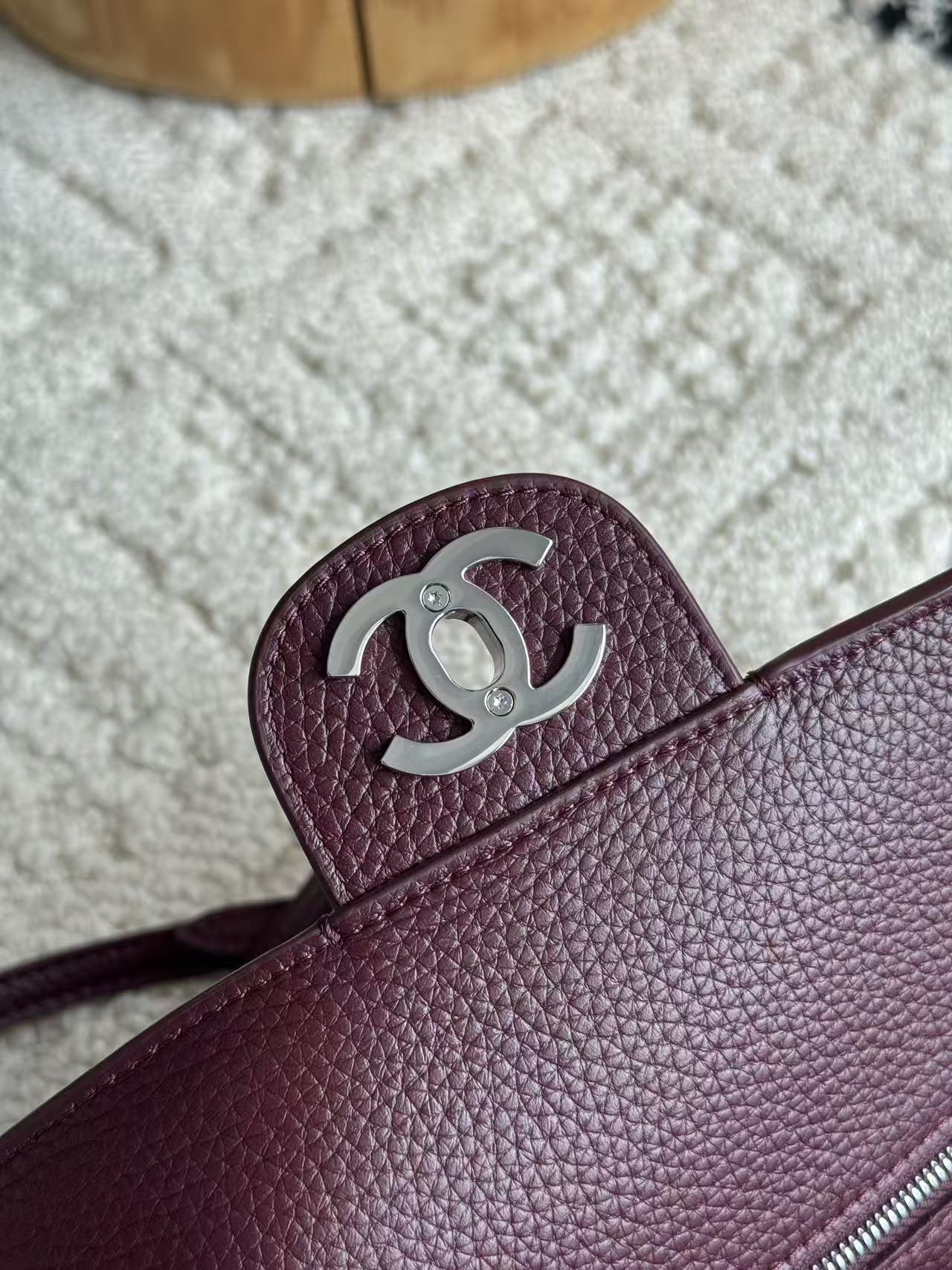 CHANEL 26S CLASSIC FLAP SHOULDER BAG IN BURGUNDY CAVIAR