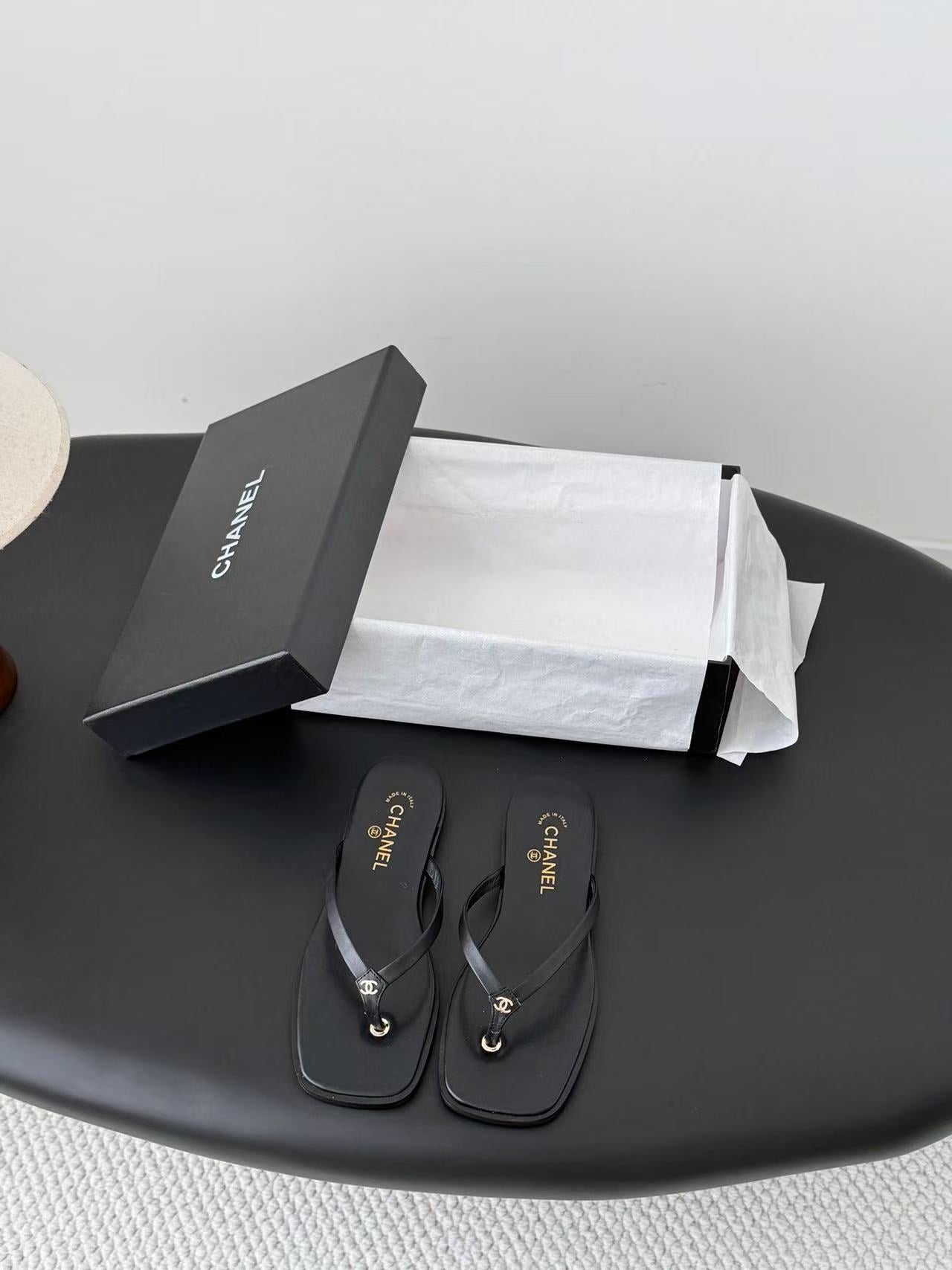 CHANEL 26S CC THONG SANDAL IN BLACK CALFSKIN 15726