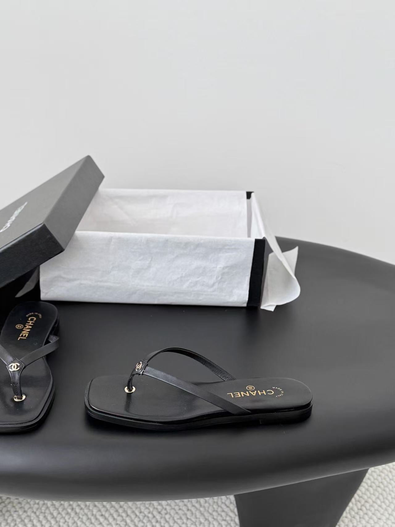 CHANEL 26S CC THONG SANDAL IN BLACK CALFSKIN 15726