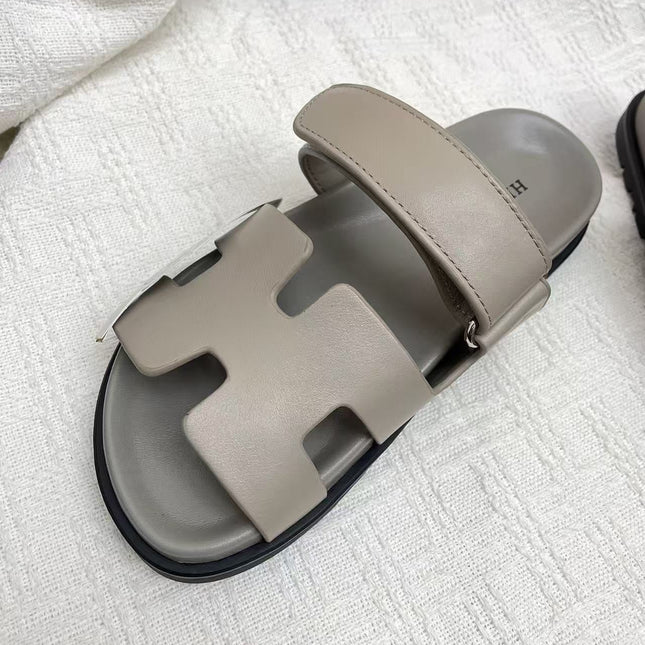 HERMÈS 26S CHYPRE SANDAL IN GREIGE CALFSKIN