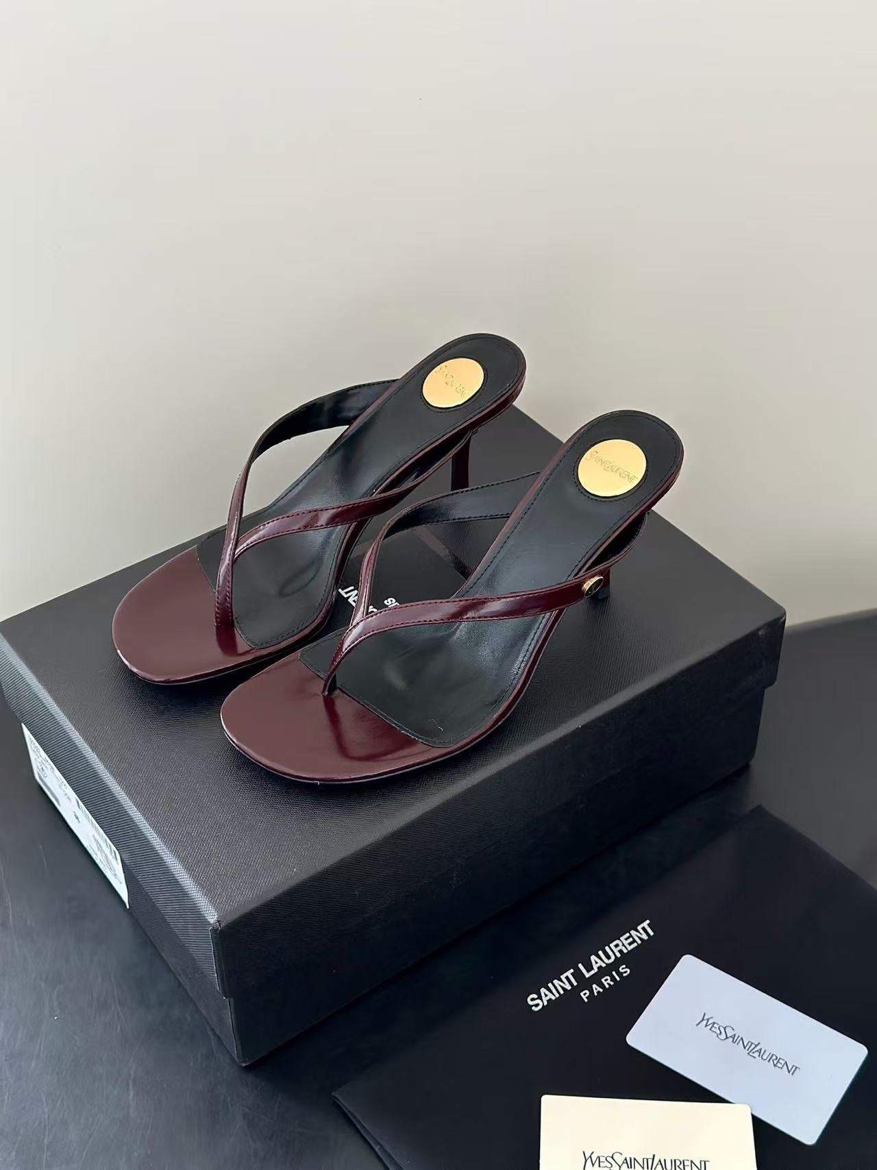 YSL 26S THONG HIGHHEEL SANDAL IN BURGUNDY PATENT LEATHER