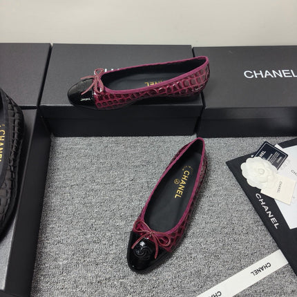 CHANEL 26S BALLET FLATS IN BLACK & BURGUNDY PATENT LEATHER