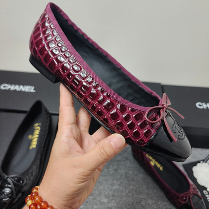 CHANEL 26S BALLET FLATS IN BLACK & BURGUNDY PATENT LEATHER