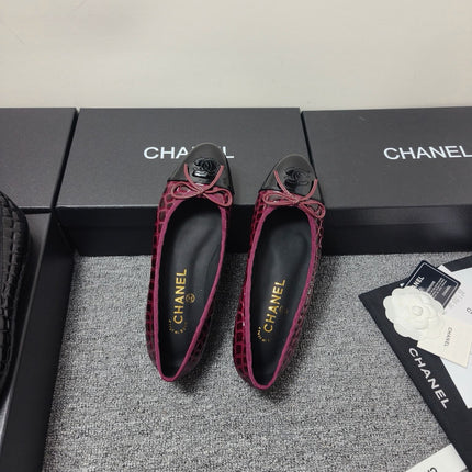 CHANEL 26S BALLET FLATS IN BLACK & BURGUNDY PATENT LEATHER