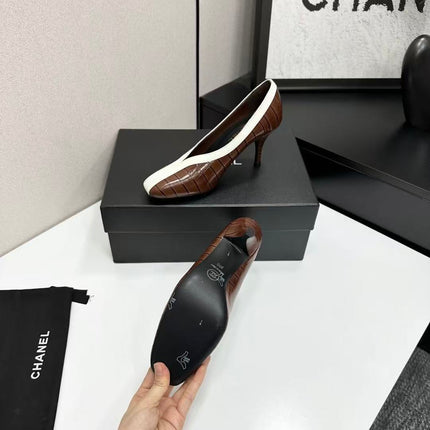 CHANEL 26S SQUARE-TOE PUMP IN BROWN CROCODILE EMBOSSED LAMBSKIN WITH WHITE TRIM