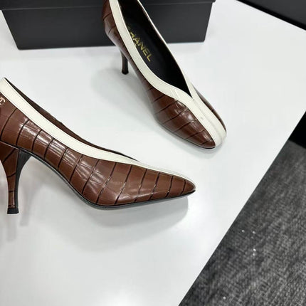 CHANEL 26S SQUARE-TOE PUMP IN BROWN CROCODILE EMBOSSED LAMBSKIN WITH WHITE TRIM