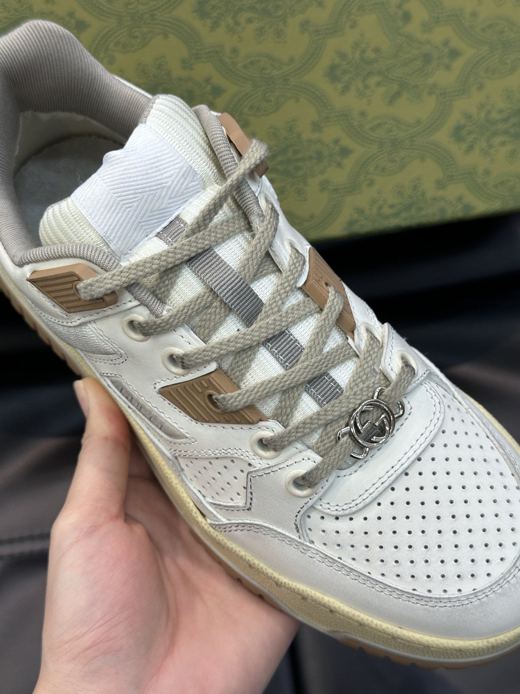 GG WHITE BROWN DISTRESSED EFFECT