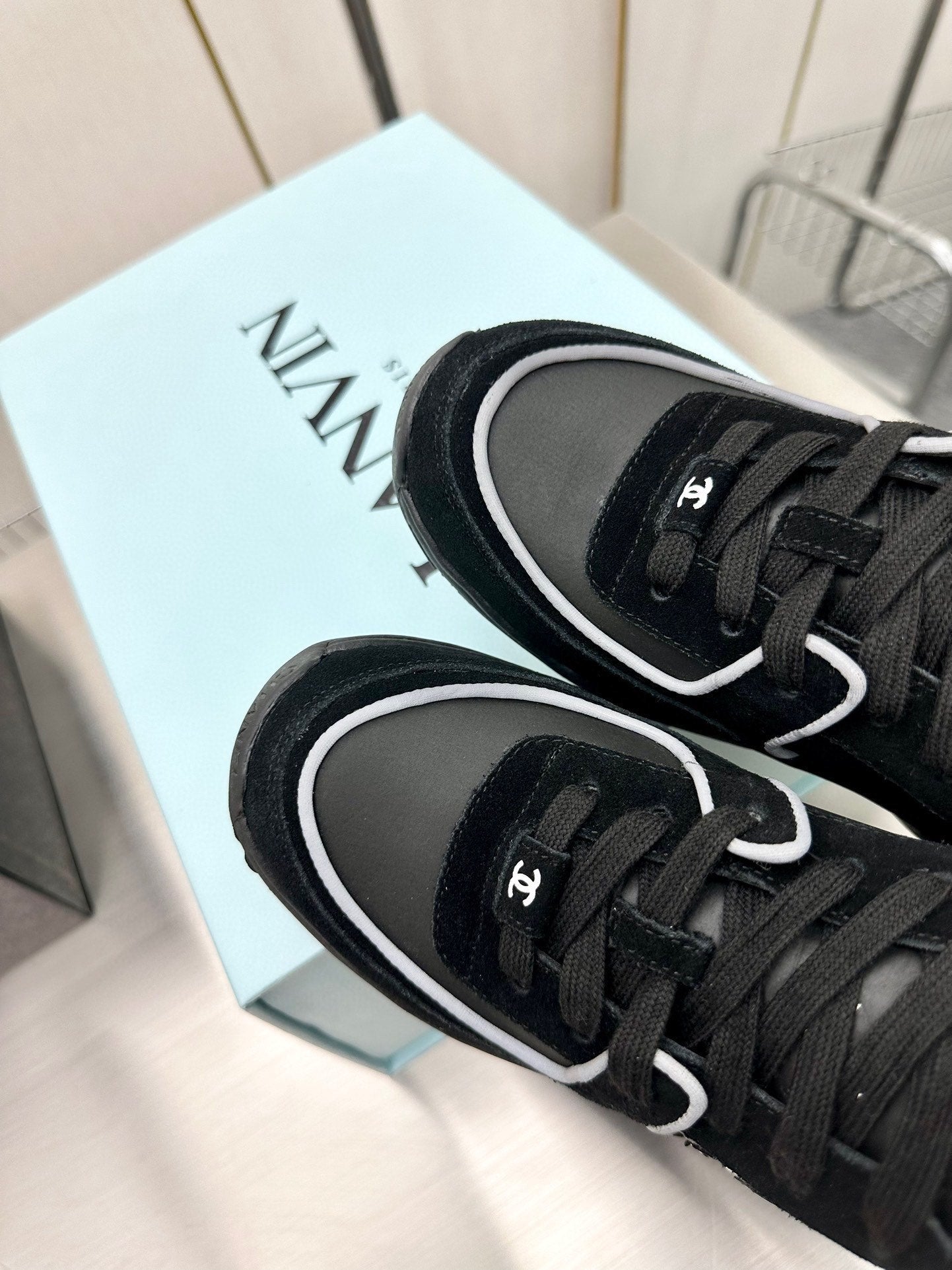 CC LOW TOP TRAINER BLACK SNEAKERS