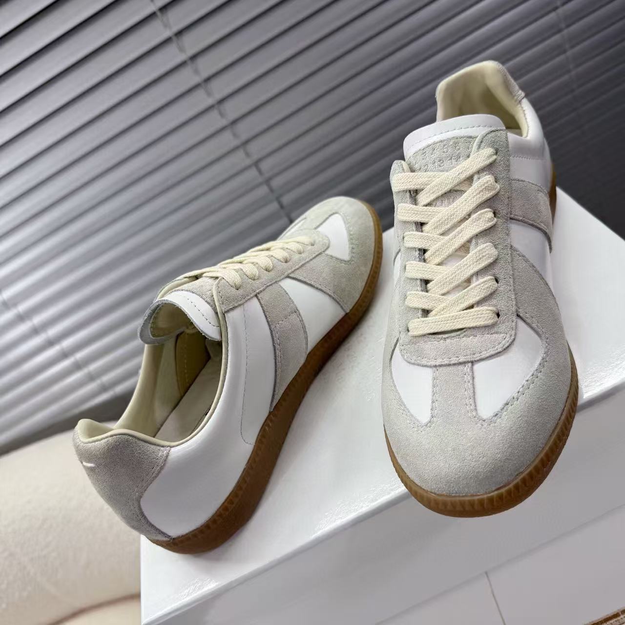 MAISON MARGIELA REPLICA SNEAKER OFF WHITE IN SUEDE