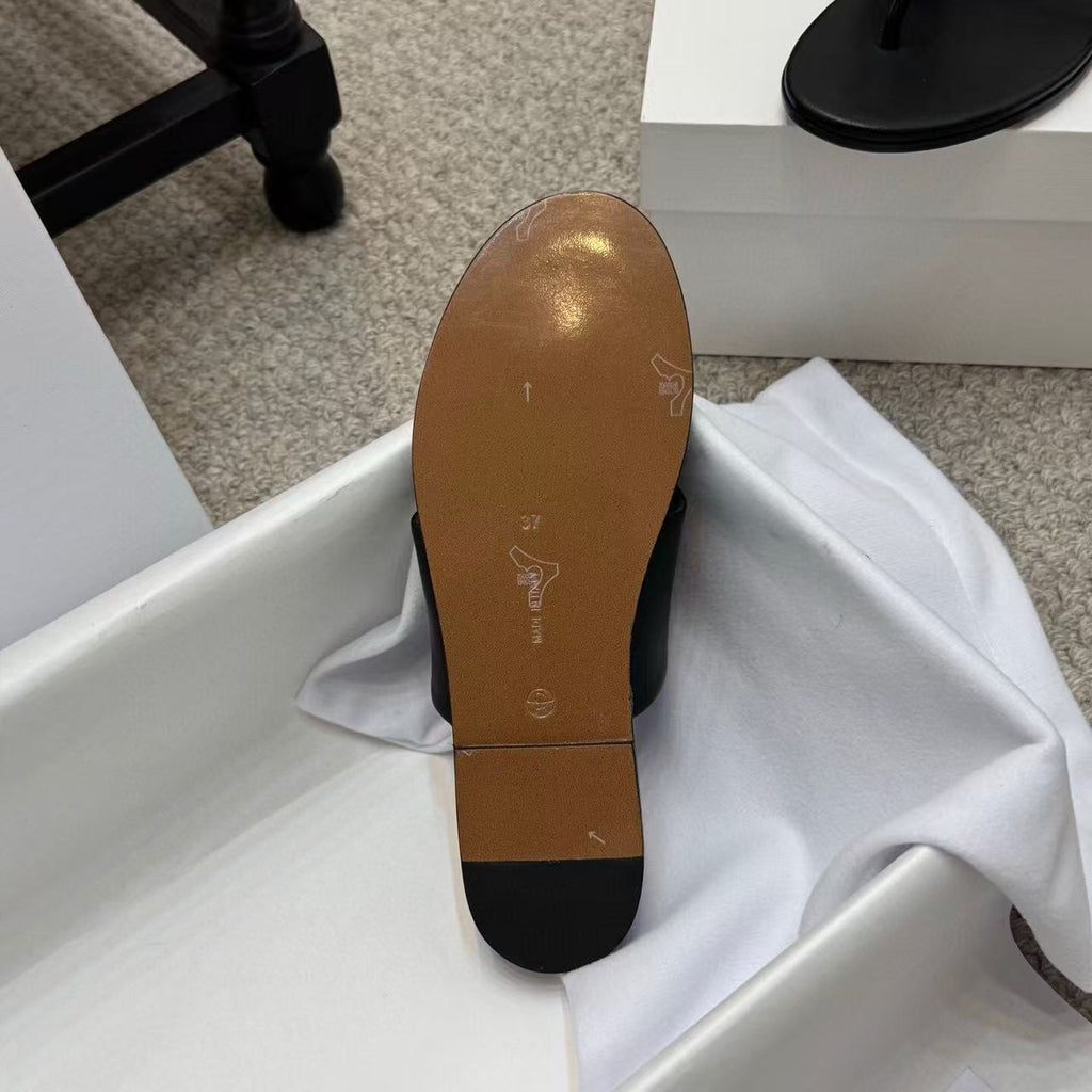 ROW THONG SANDAL IN BLACK CALFSKIN