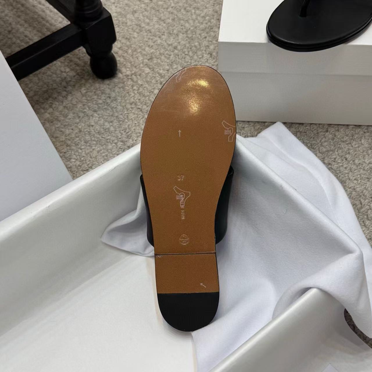 ROW THONG SANDAL IN BLACK CALFSKIN
