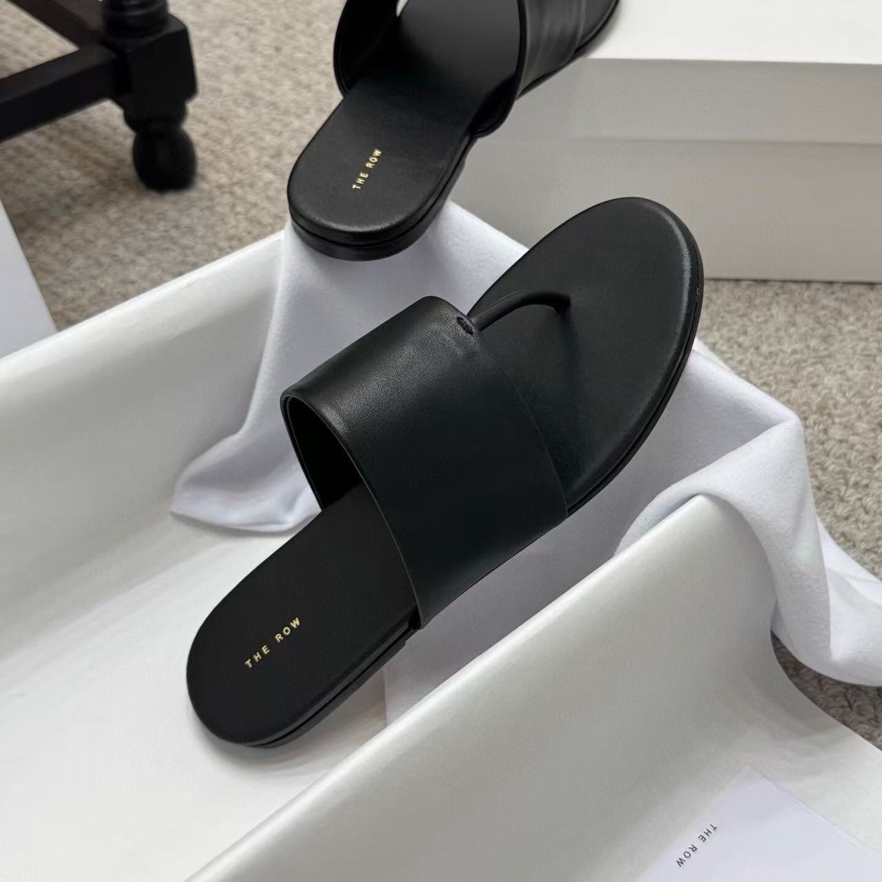 ROW THONG SANDAL IN BLACK CALFSKIN