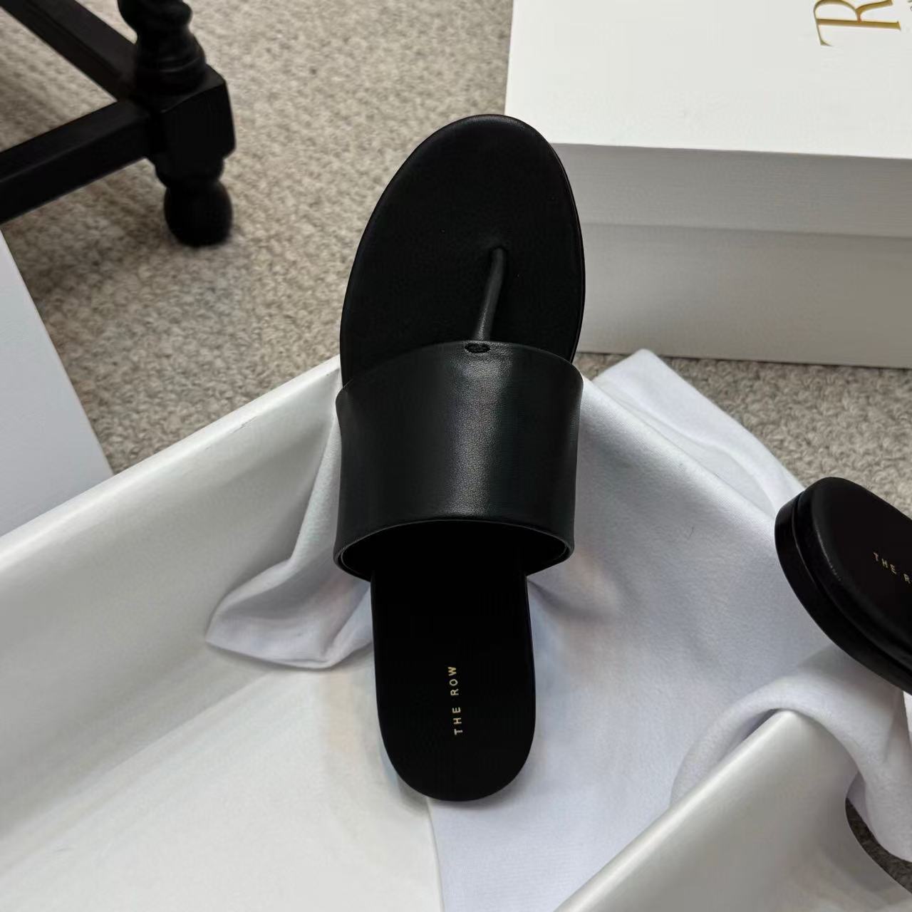 ROW THONG SANDAL IN BLACK CALFSKIN