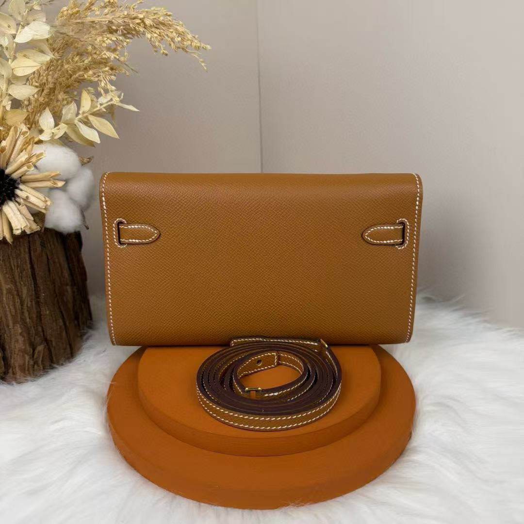 KELLY CLASSIQUE TO GO WALLET 20 IN BROWN CALFSKIN GOLD HARDWARE