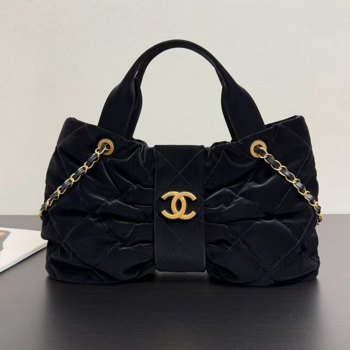 CC BOW TOP HANDLE BAG 38 IN BLACK