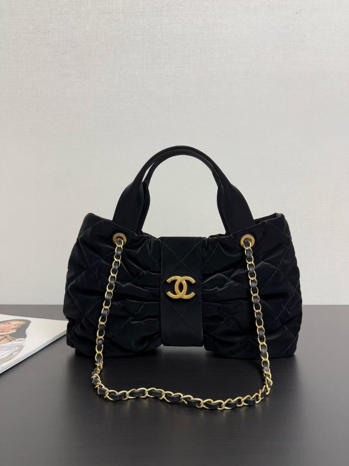 CC BOW TOP HANDLE BAG 38 IN BLACK