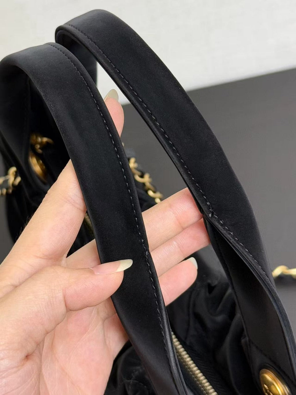 CC BOW TOP HANDLE BAG 38 IN BLACK
