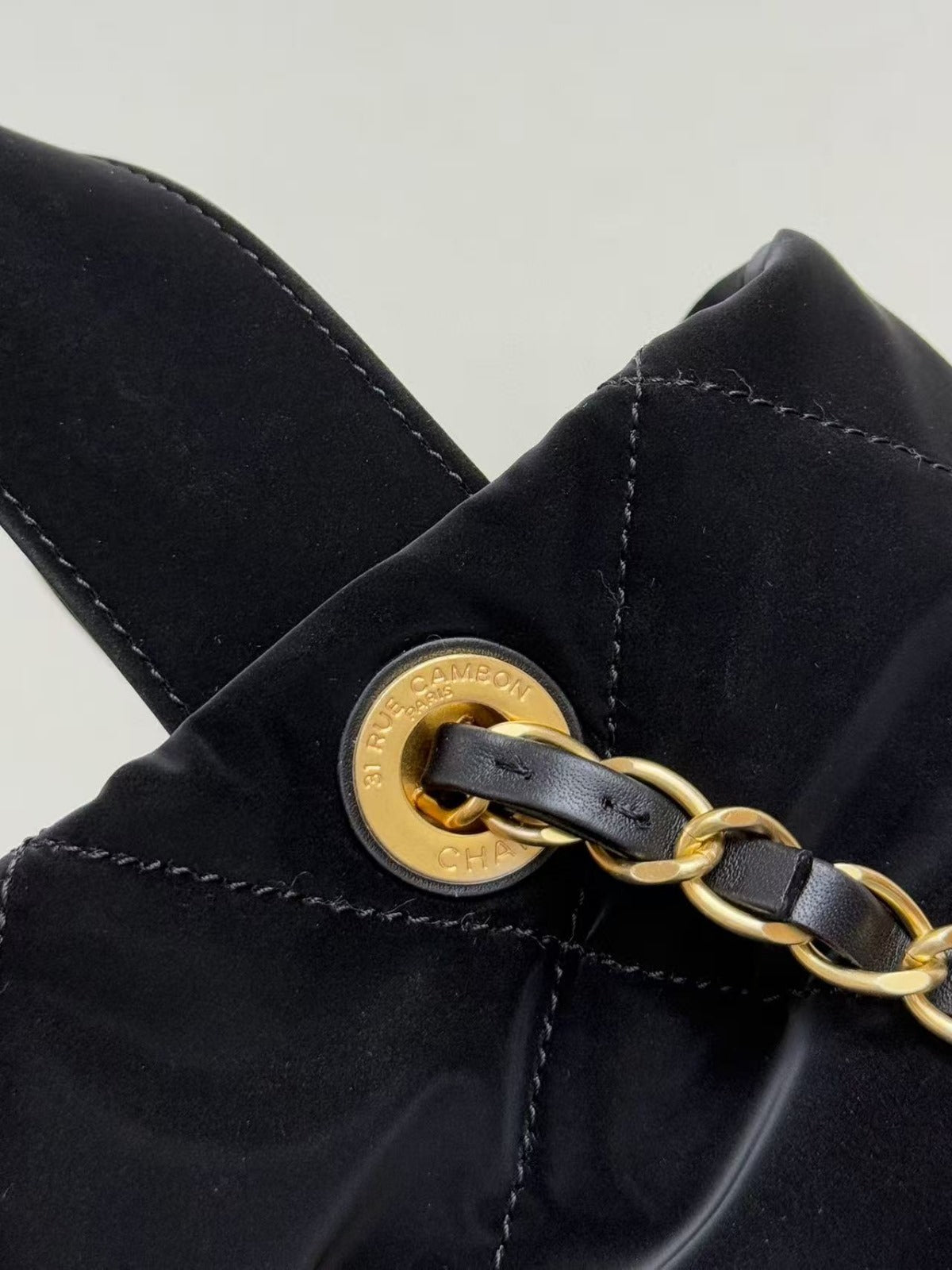 CC BOW TOP HANDLE BAG 38 IN BLACK