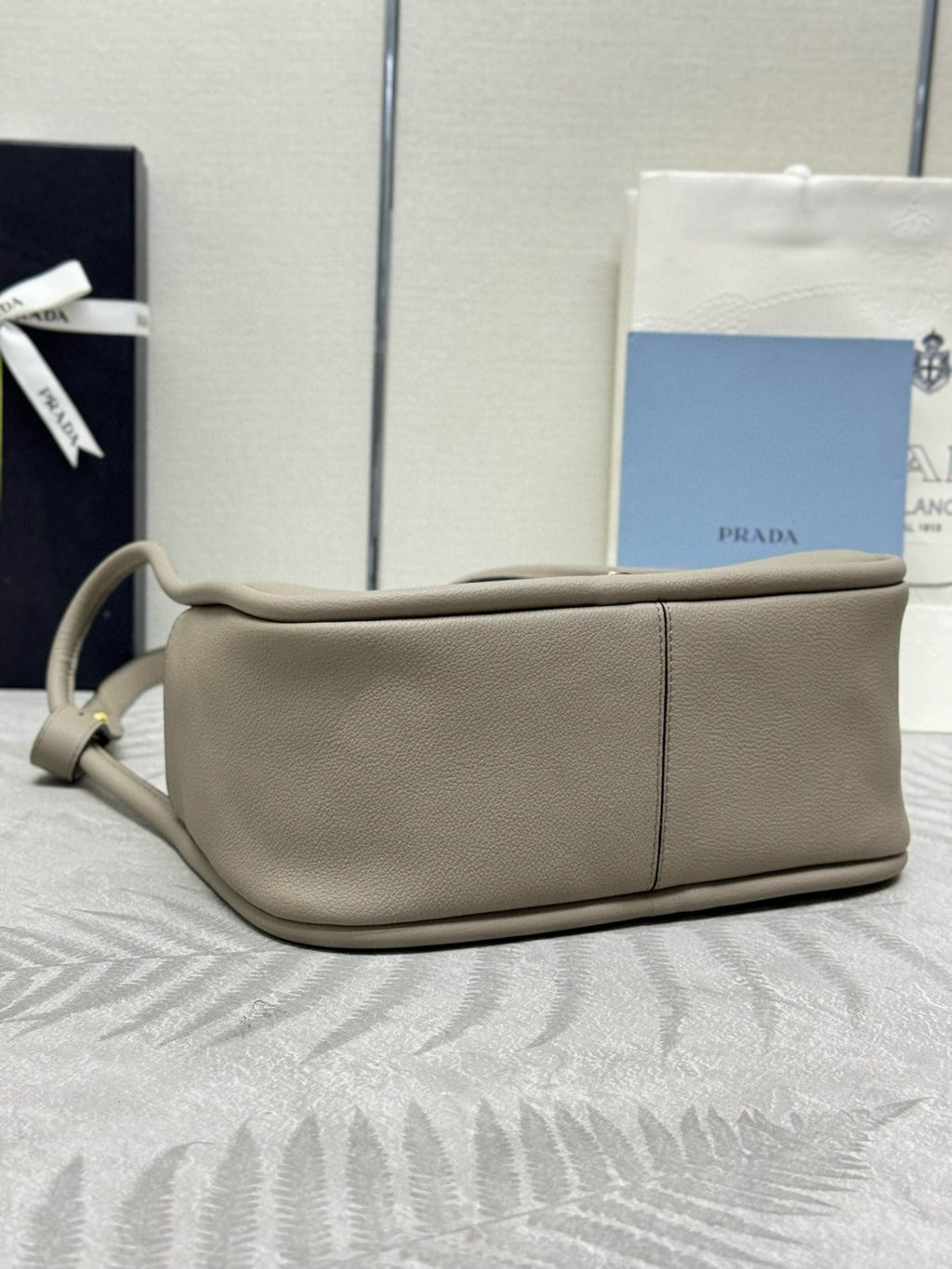 DARLING HANDBAG 25 IN LIGHT GREY LAMBSKIN