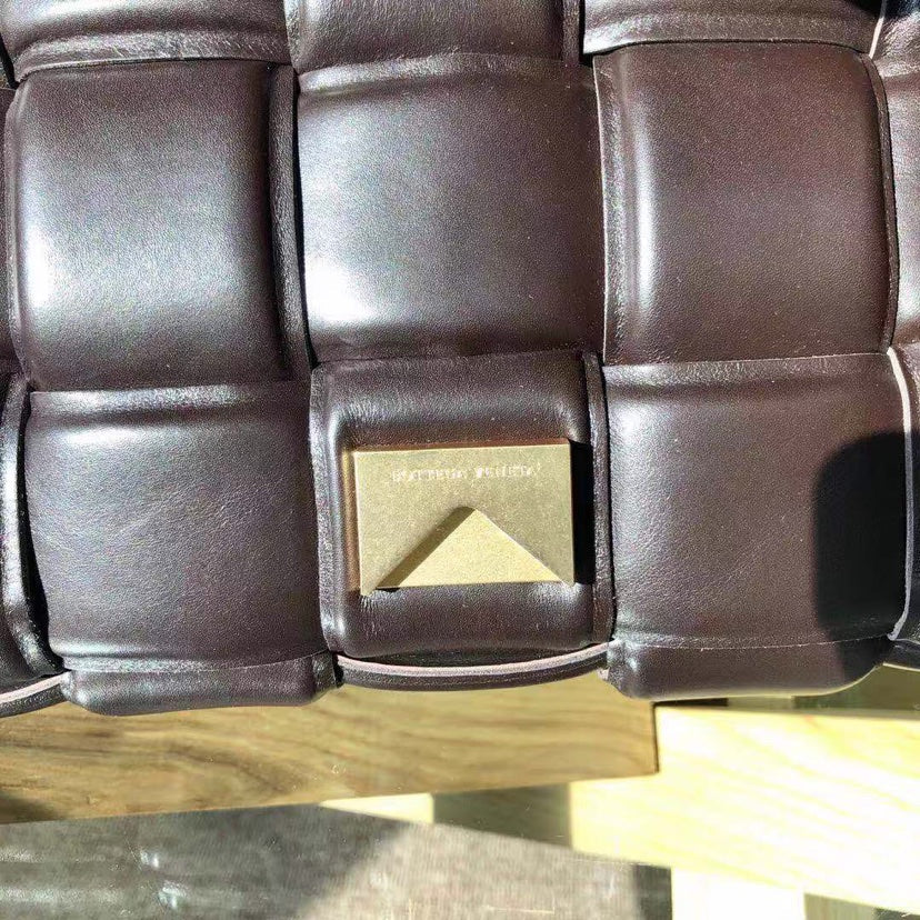 PADDED CASSETTE BAG 26 IN DARK BROWN INTRECCIATO CALFSKIN