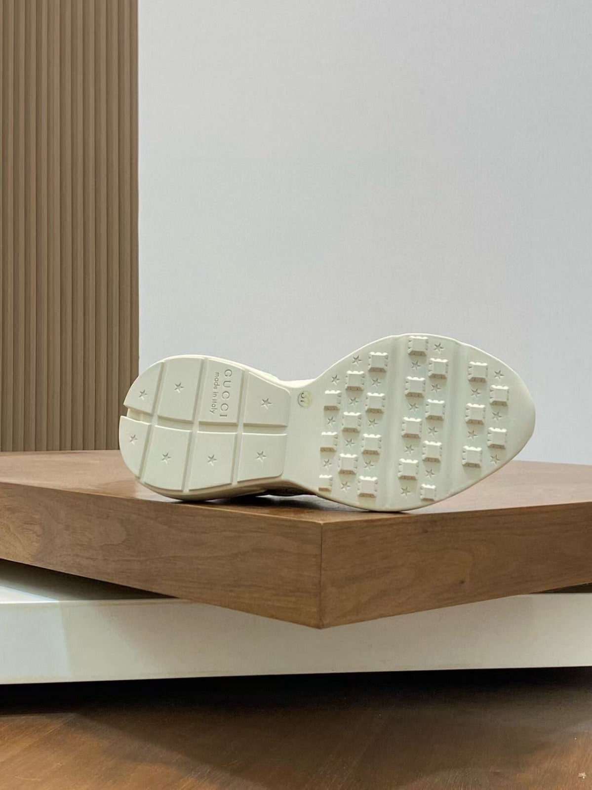 GG RHYTON LOGO-PRINT TRAINERS IN BEIGE CALFSKIN