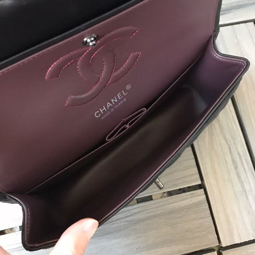 CC CLASSIC FLAP BAG 25 IN BLACK CALFSKIN WITH BLACK HARDWARE