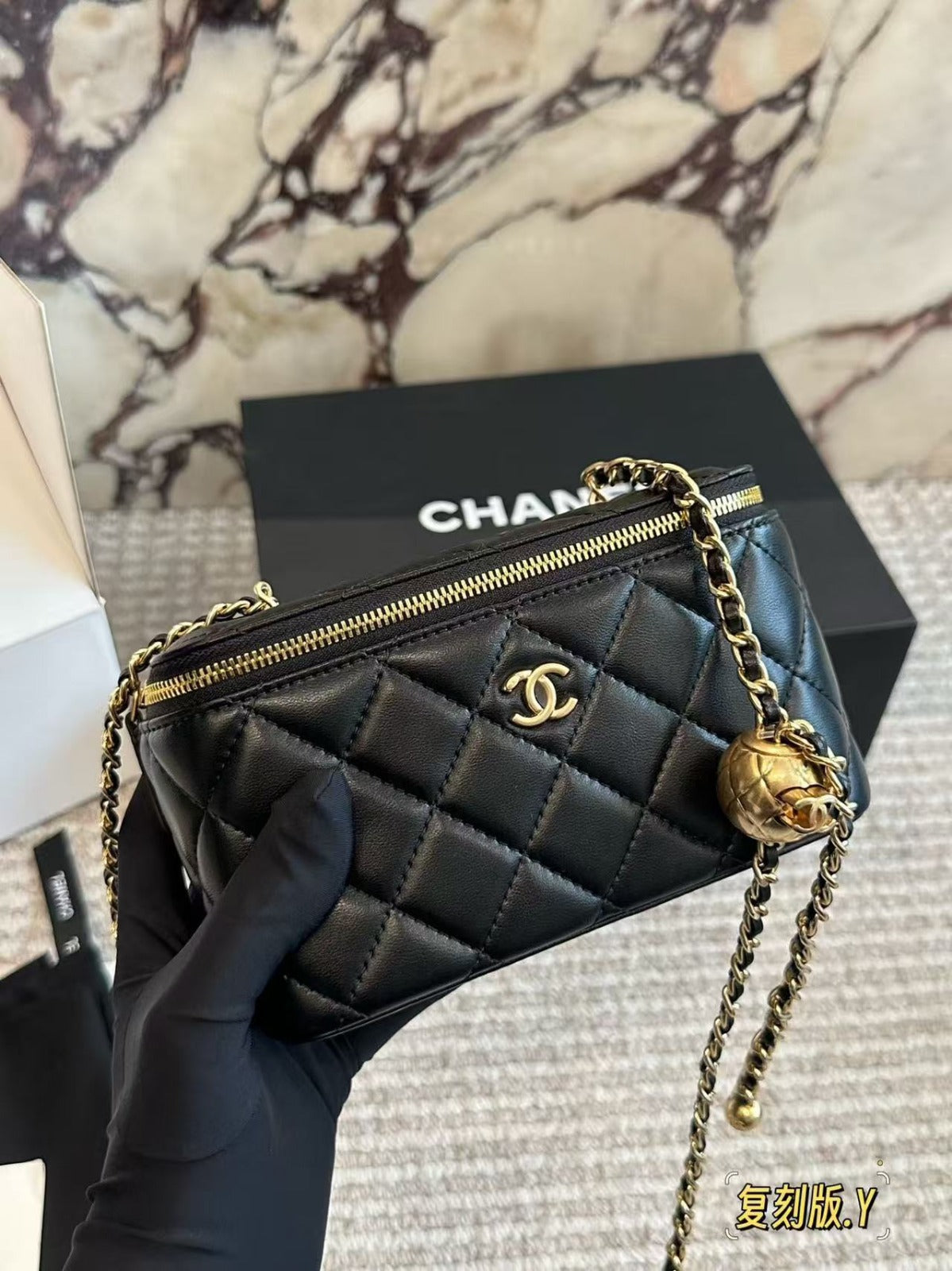 CC SMALL VANITY CHAIN BAG 17 IN BLACK CALFSKIN GOLD HARDWARE