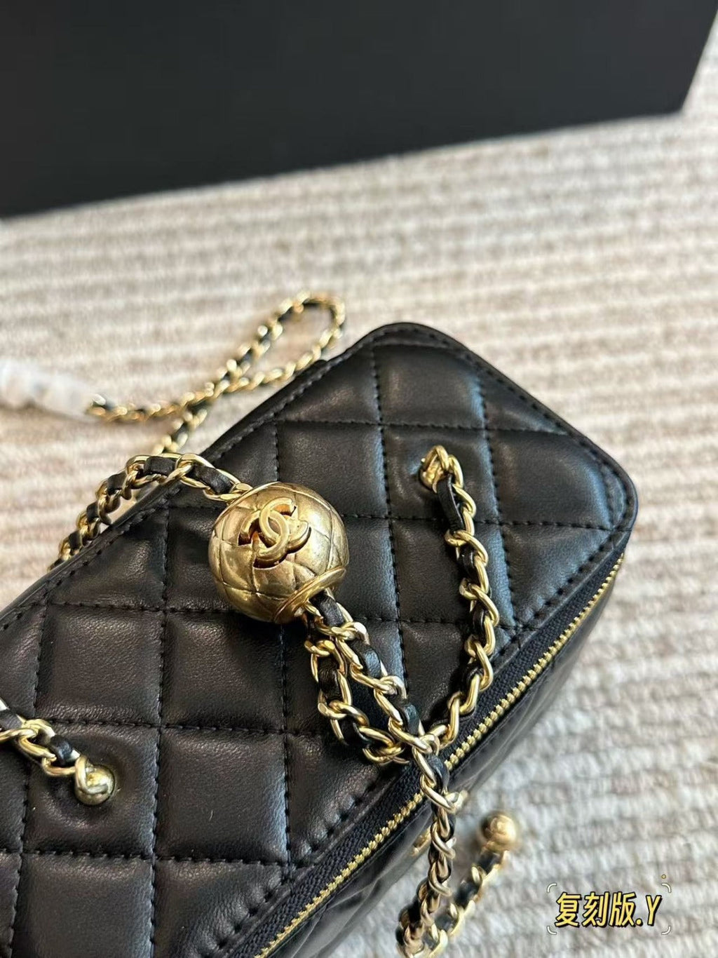 CC SMALL VANITY CHAIN BAG 17 IN BLACK CALFSKIN GOLD HARDWARE