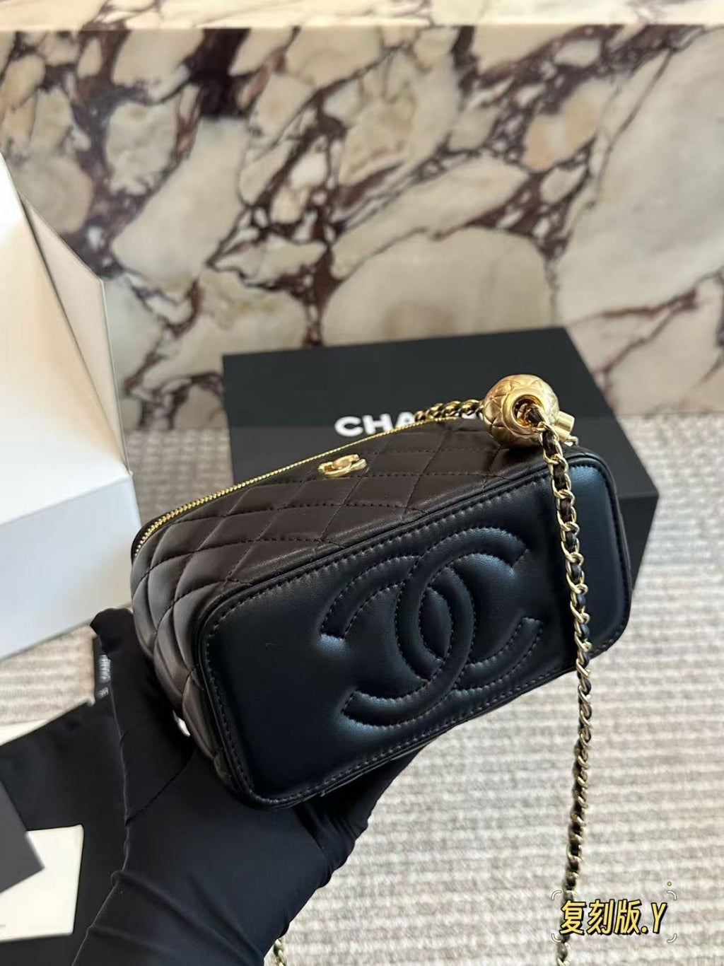 CC SMALL VANITY CHAIN BAG 17 IN BLACK CALFSKIN GOLD HARDWARE