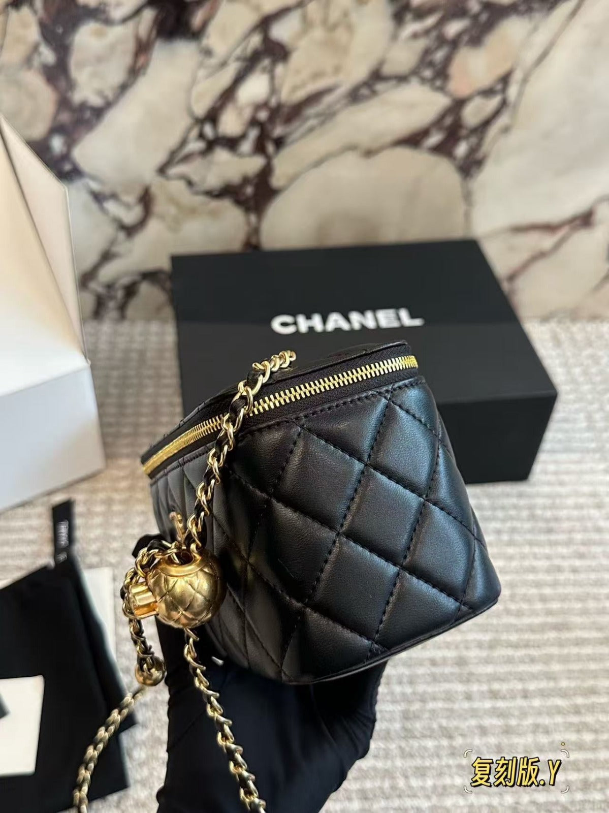 CC SMALL VANITY CHAIN BAG 17 IN BLACK CALFSKIN GOLD HARDWARE