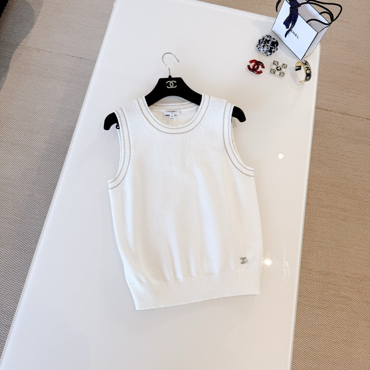 WHITE CHANEL TOP STYLE 236598
