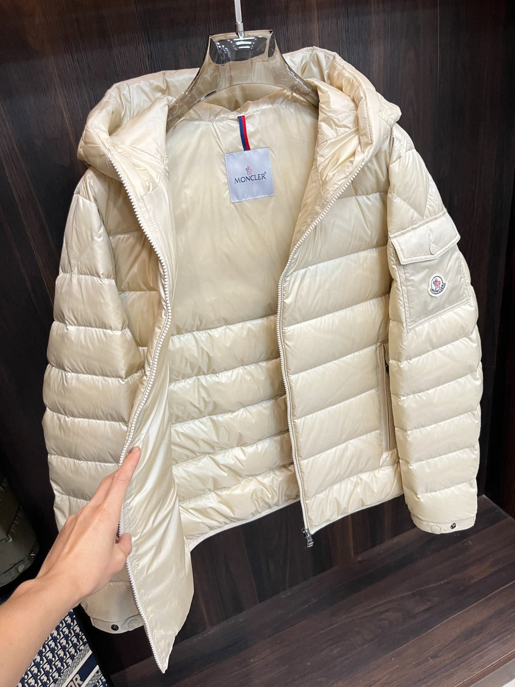 MONCLER SHORT DOWN JACKET IN WHITE