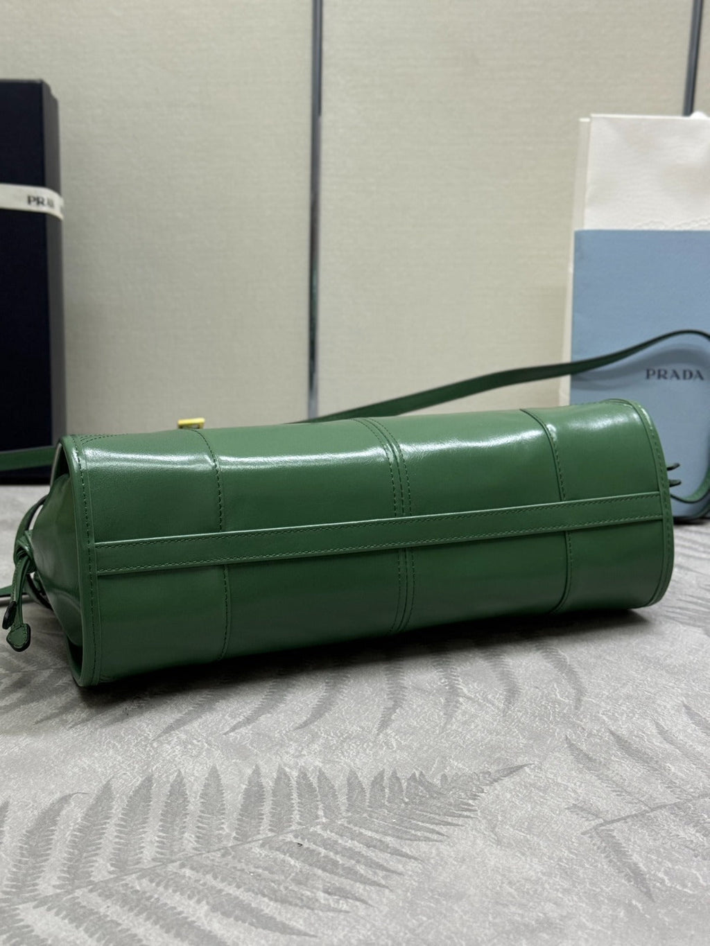 PRADA BONNIE MEDIUM HANDBAG 32 IN GREEN GLOSSY CALFSKIN